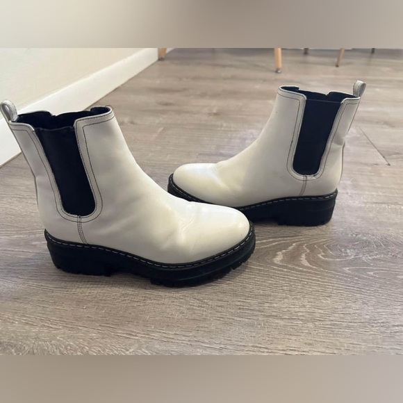 Marc Fisher LTD Padmia Chelsea Boot - Picture 2 of 6